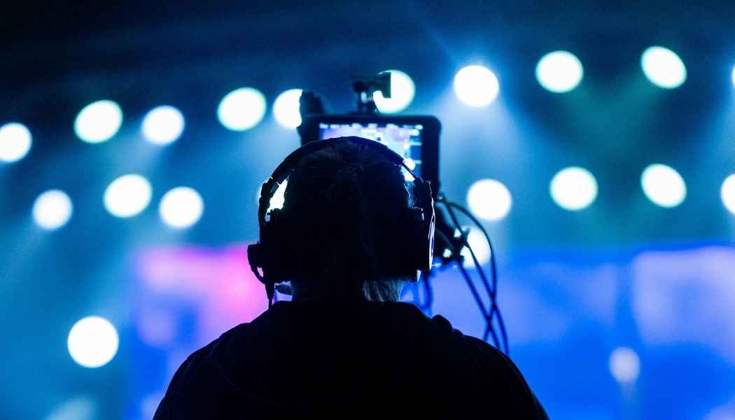 perbedaan live streaming dan hybrid event