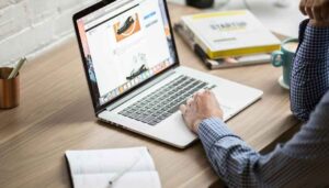 cara live streaming webinar profesional