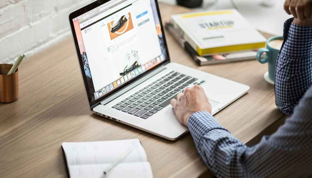 cara live streaming webinar profesional