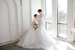 studio foto prewedding vs outdoor